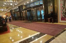 沈陽(yáng)皇朝萬(wàn)鑫酒店門(mén)廳鋪設(shè)的神奇吸水地墊
